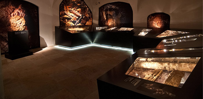 Klimavitrinen, speziel entworfen für die wertvollen Holzfunde. Silberrausch und Berggeschrey, Ausstellung Archäomontan Dresden
